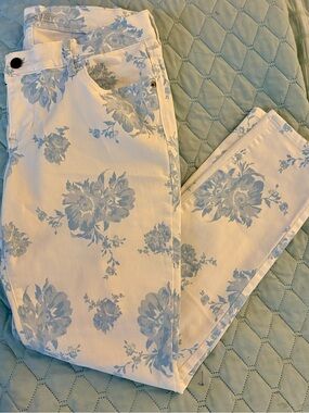OLD NAVY Rockstar Skinny Jeans with Light Blue Floral Print 🤍🩵 Sz 14